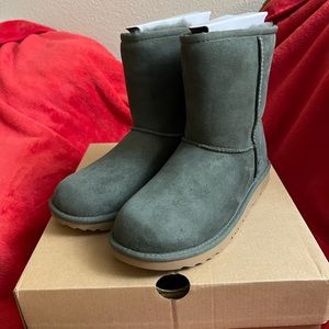 NEW UGG SAGE GREEN CLASSIC BIG KIDS SIZE 6